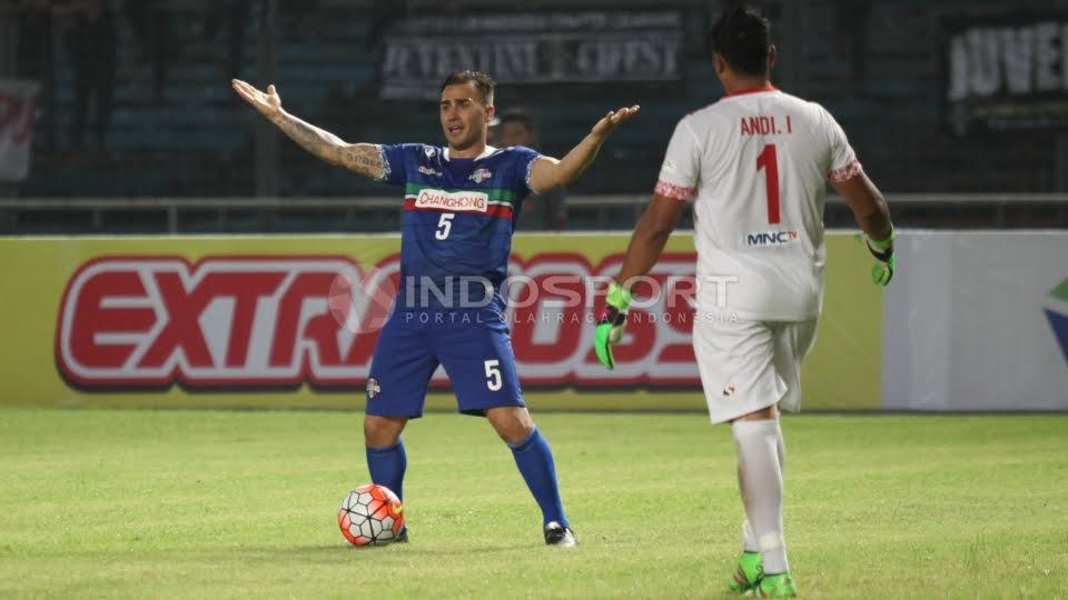 Pemain Calcio Legend, Fabio Cannavaro (kiri) terjebak offside.